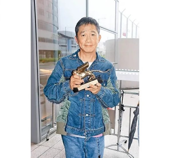 偉仔捧着獎座現身機場，臨走時透過車窗Say Bye，心情大靚。.jpg